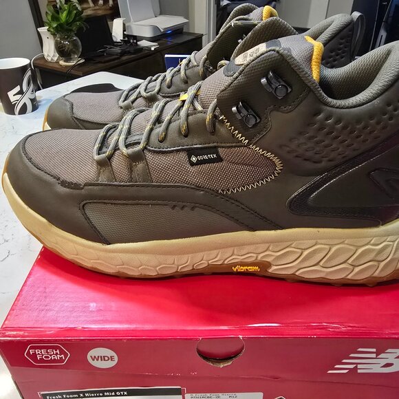 New Balance Fresh Foam Hierro Mid GTX Gore-Tex Hiking Boots Mens 2E Wide 10.5 - Picture 1 of 14